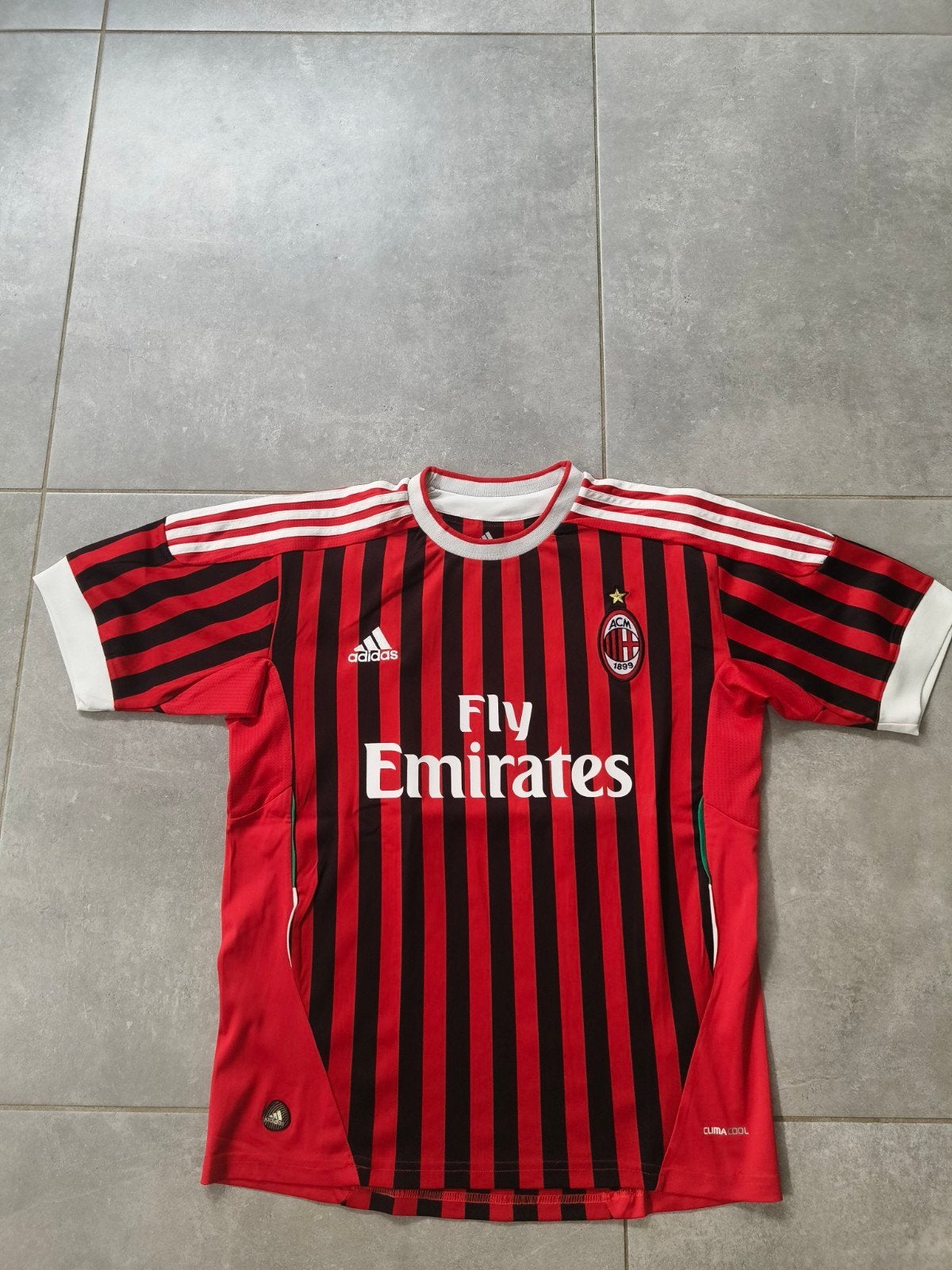 AC Milan thuis shirt 2011/2012 maat M, Sport en Fitness, Voetbal, Ophalen of Verzenden, Shirt