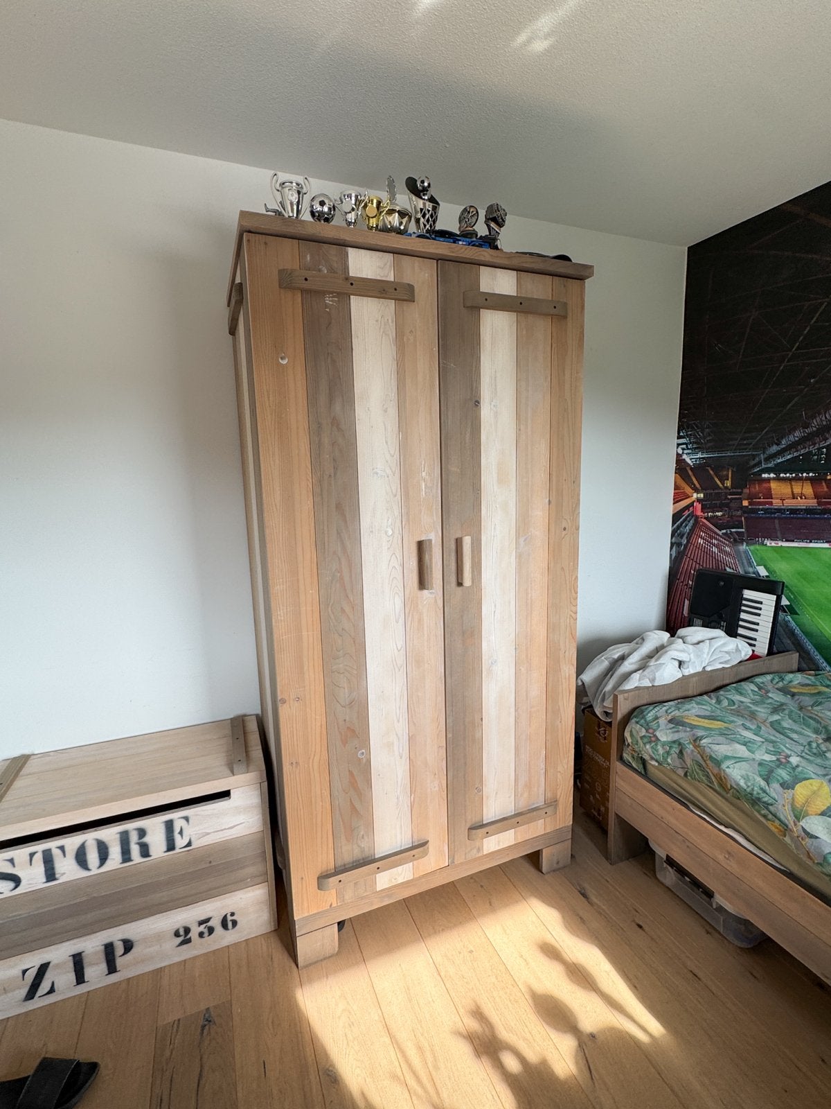Stoere tienerkamer: bed, nachtkastje, kast, dekenkist, Ophalen, Gebruikt, Jongetje of Meisje