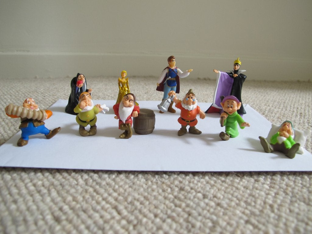 Disney Sneeuwwitje, 6 van 7 Dwergen, Prins & Koningin, Ophalen of Verzenden, Sneeuwwitje of Doornroosje, Zo goed als nieuw, Beeldje of Figuurtje