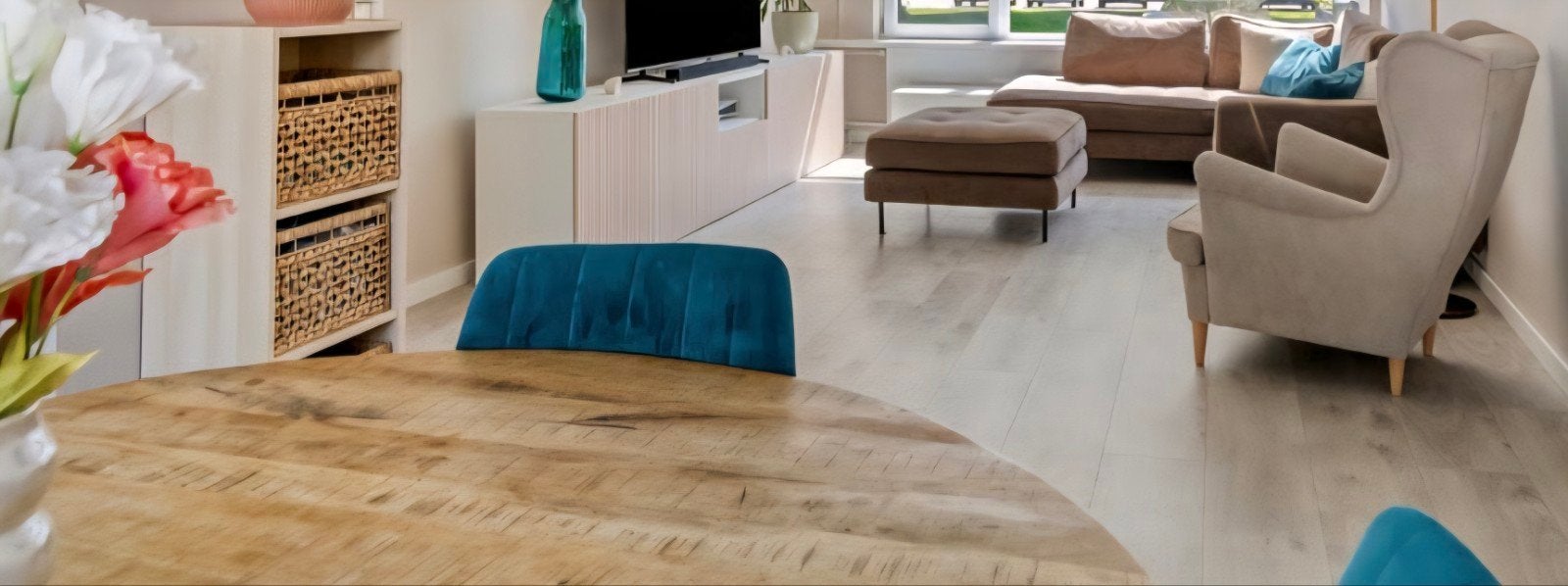Foto 4 van Mango houten tafel met 6 petrol blauwe stoelen