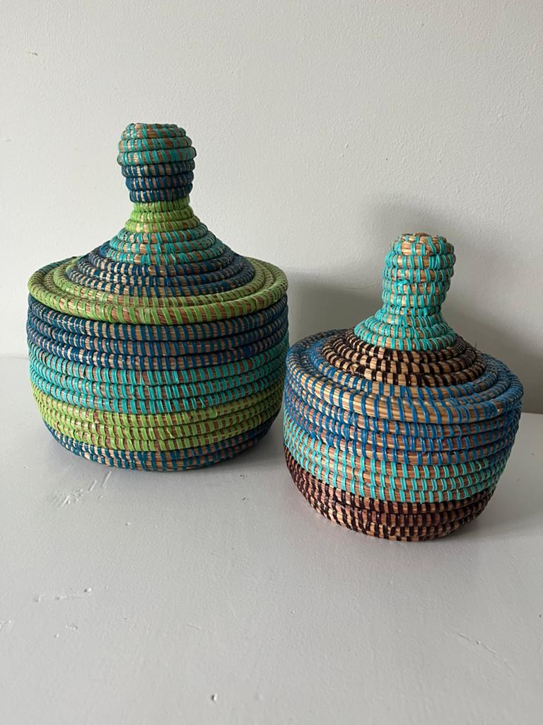 2 fairtrade handgemaakte slangen mandjes groen/ blauw, Mand, Rond, Ophalen of Verzenden, Zo goed als nieuw