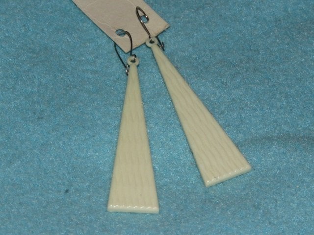 Vintage lange geribbelde oorbellen creme plastic NIEUW, Overige materialen, Hangers, Wit, Nieuw