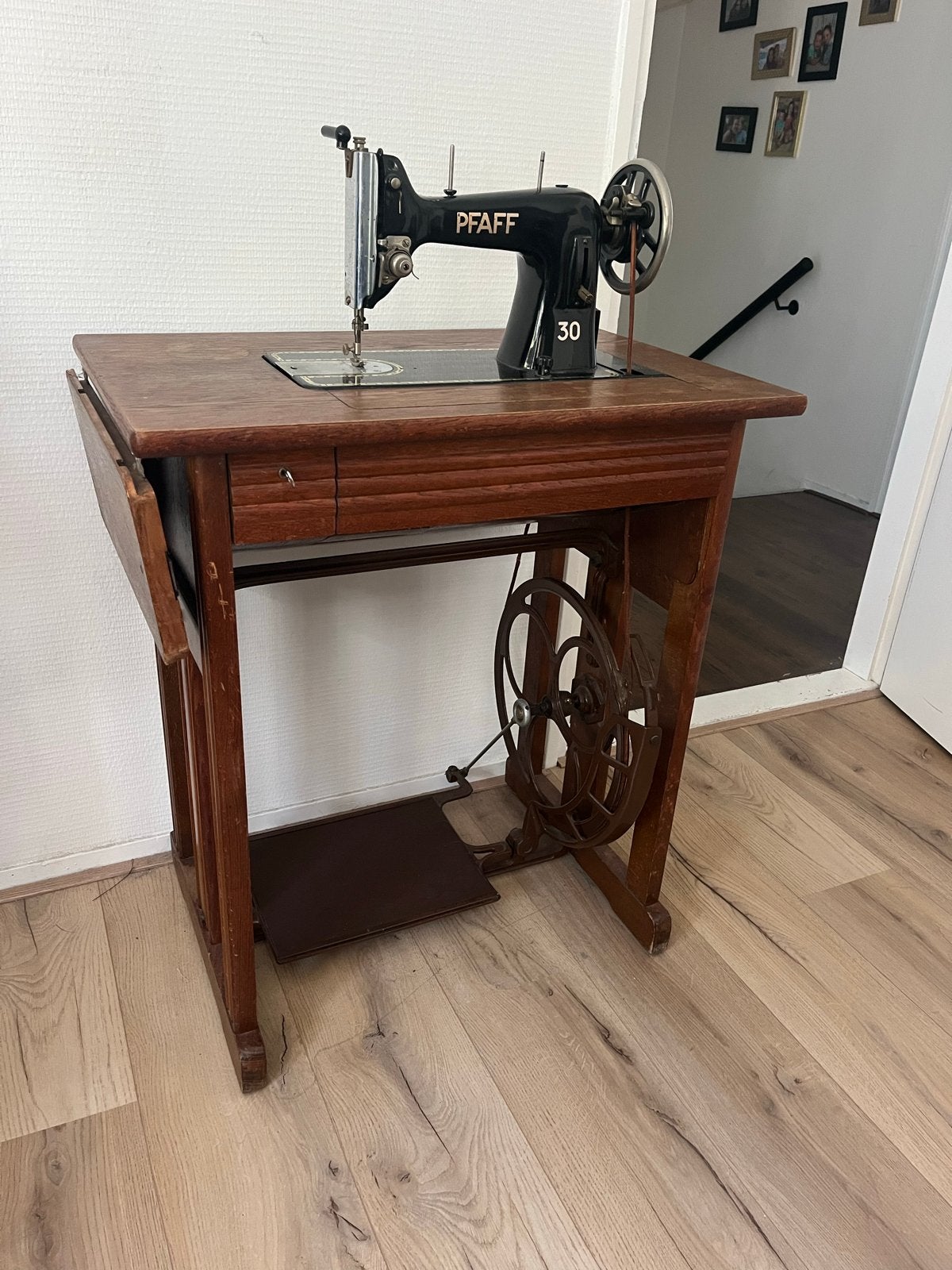 Antieke PFAFF 30 naaimachine met houten onderstel, Ophalen