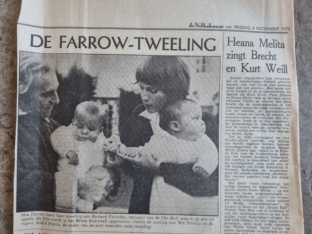 Actrice Mia Farrow toont tweeling (1970), Verzamelen, Ophalen of Verzenden, 1960 tot 1980, Knipsel(s)