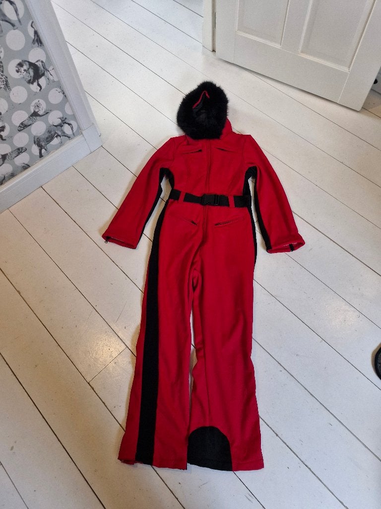 Nieuw! Tof skipak, rood jumpsuit zwarte bies L, Ophalen of Verzenden, Zo goed als nieuw, Maat 42/44 (L), Pak