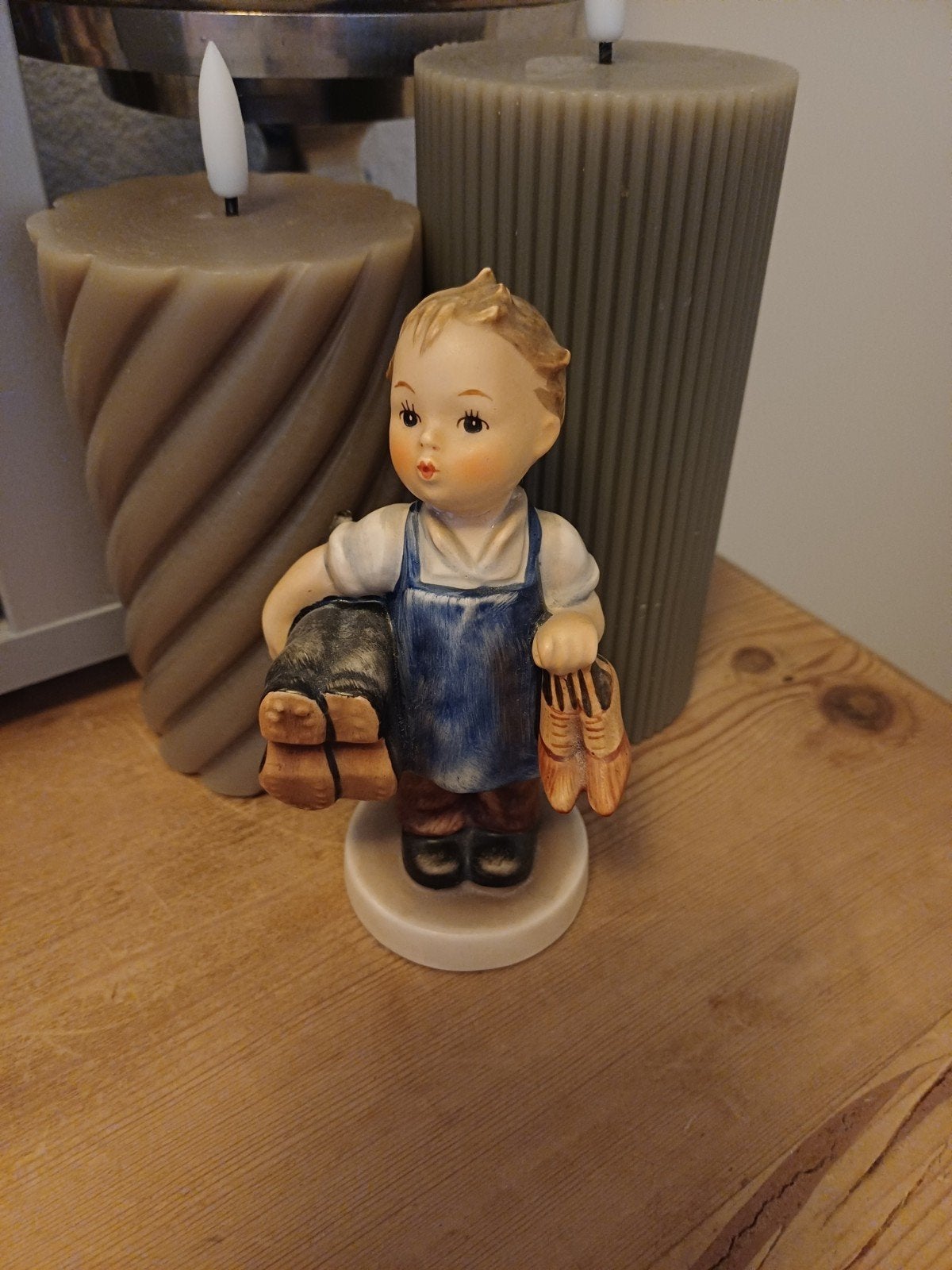 Hummel Schoenmaker Beeldje - Vintage Porselein, Verzamelen, Ophalen of Verzenden, Zo goed als nieuw, Hummel