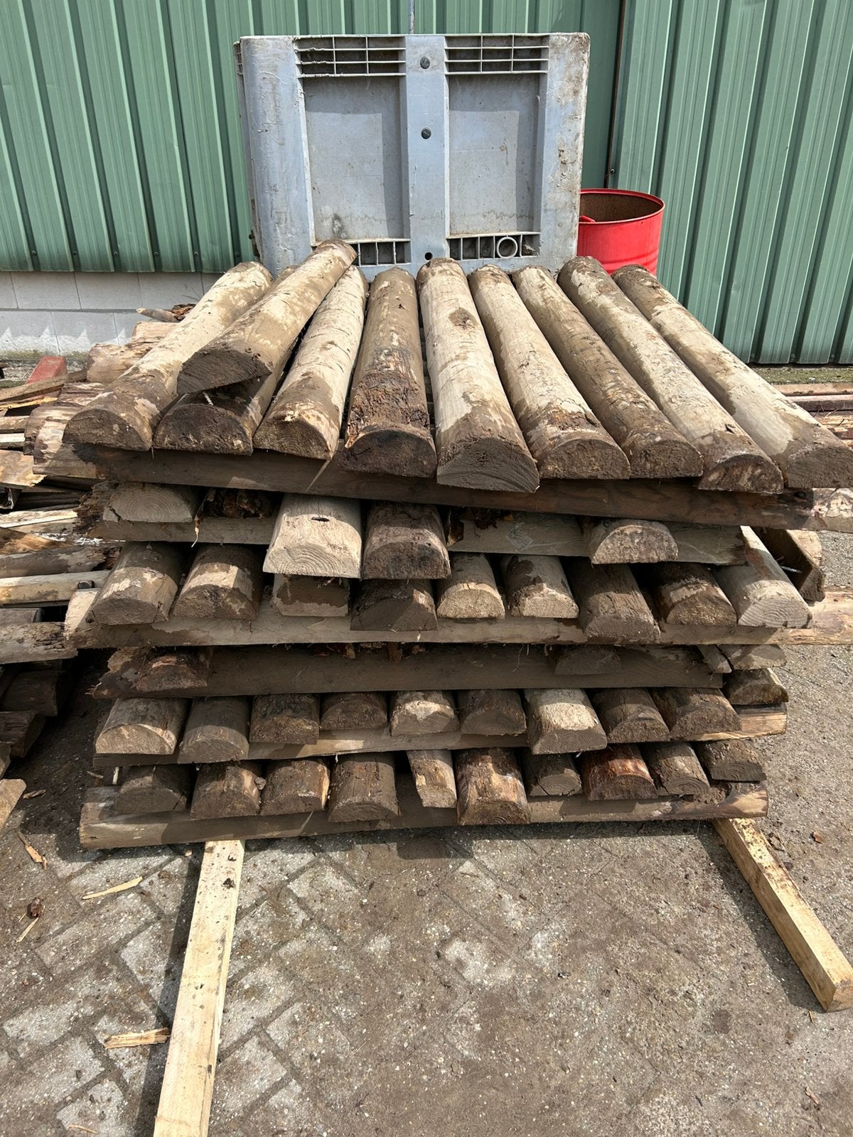 Gratis afhalen half rondhout, Doe-het-zelf en Verbouw, Hout en Planken, Minder dan 25 mm, Ophalen of Verzenden, Pallet, Minder dan 200 cm