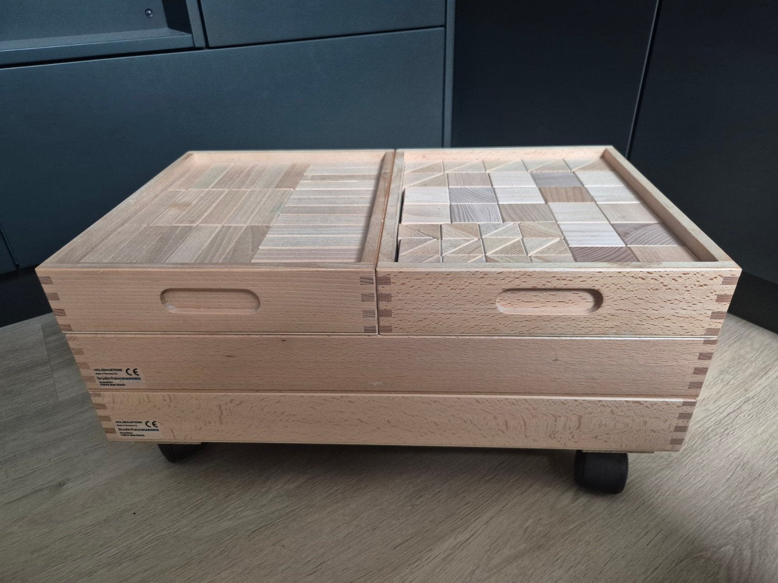 158 bouwblokken in blokkenwagen van Bruderhaus Diakonie, Ophalen, Zo goed als nieuw, Overige typen