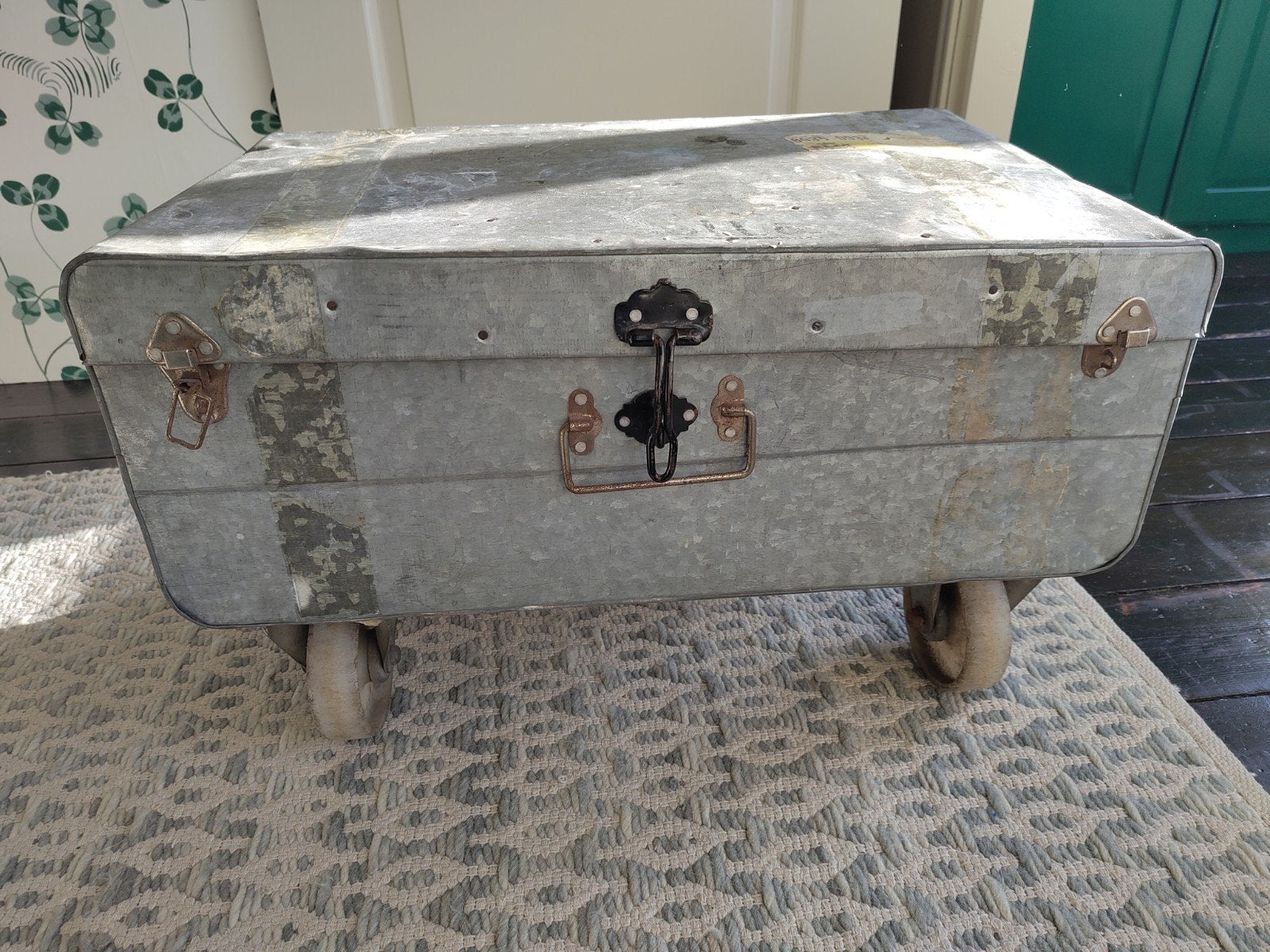 Vintage metalen kist op wielen, Ophalen