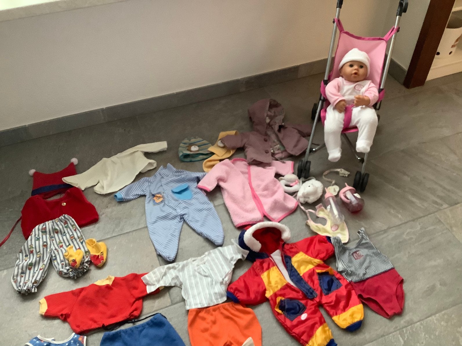 Baby Born baby Annabell met buggy en veel kleertjes, Kinderen en Baby's, Speelgoed | Poppen, Ophalen of Verzenden, Zo goed als nieuw