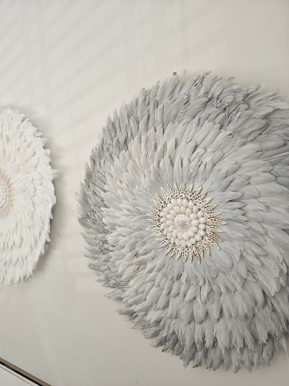Luxe Handgemaakte Juju Hat 60 cm – Grijs – Veren Wanddecorat, 60 cm, Nieuw, Ophalen of Verzenden, Natuurlijk materiaal