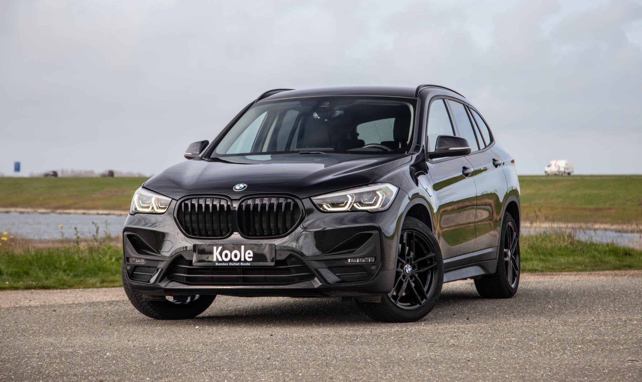 BMW X1 xDrive25e Executive BLACK LINE / CAMERA / CARPLAY / H, Dealer onderhouden, Gebruikt, Zwart, Vierwielaandrijving