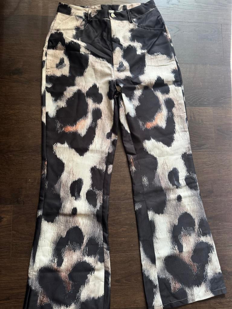 Koeienprint Flared Broek - Maat S - Nieuw, Kleding | Dames, Overige kleuren, Ophalen of Verzenden, Zo goed als nieuw, Maat 36 (S)