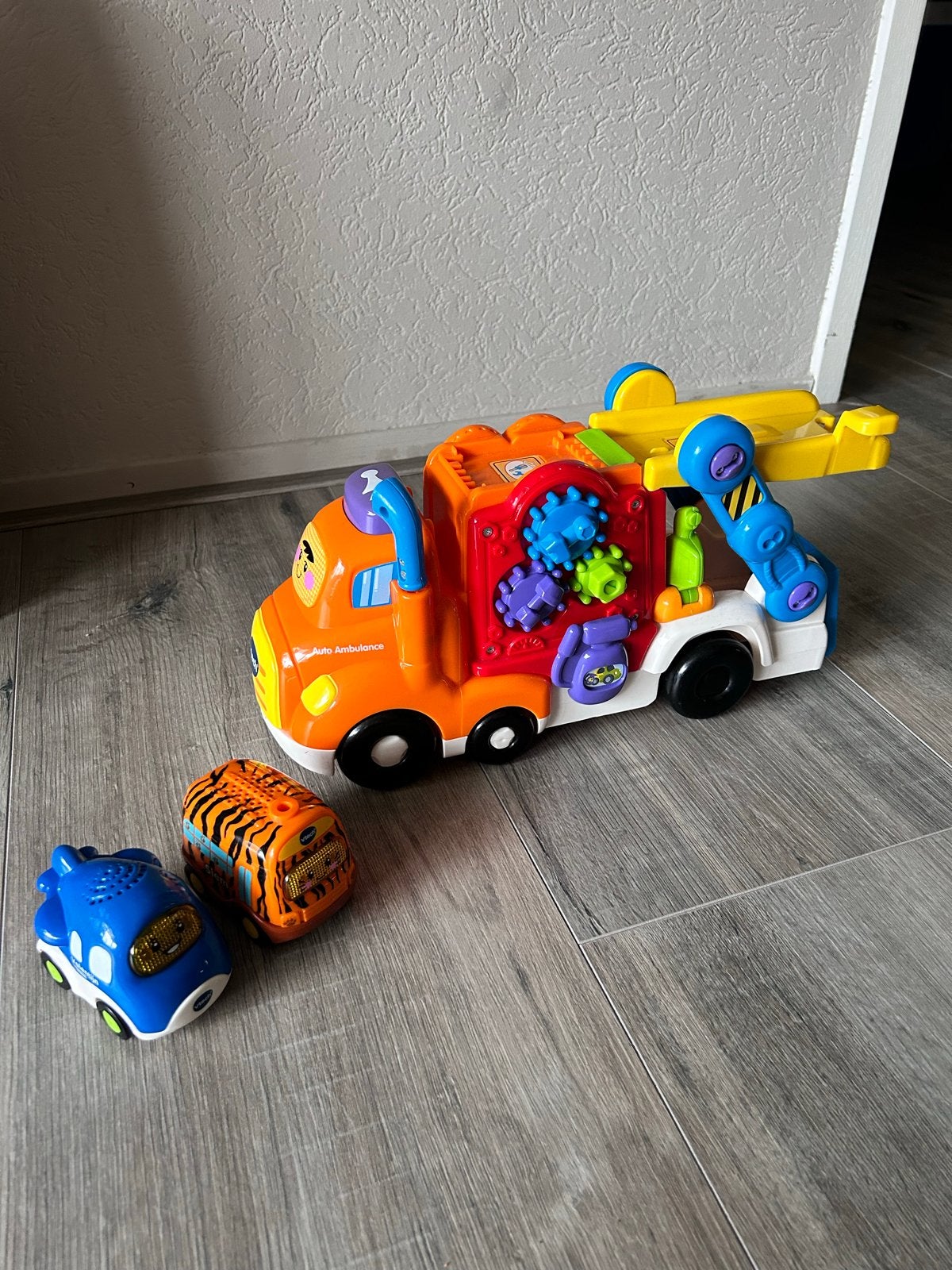 VTech Toet Toet Auto Ambulance met 2 mini voertuigen, Ophalen of Verzenden, Zo goed als nieuw, 6 maanden tot 2 jaar