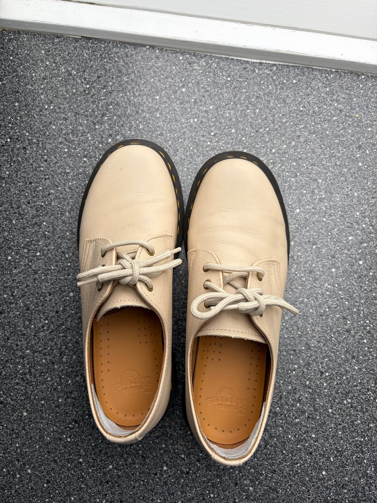 Dr. Martens 1461 Smooth Leather Schoenen - Beige, Kleding | Dames, Schoenen, Ophalen of Verzenden, Zo goed als nieuw, Beige, Schoenen met lage hakken