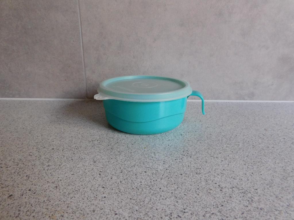 Tupperware Baby Hapjesschaal 10 cm. Turquoise, Huis en Inrichting, Keuken | Tupperware, Ophalen of Verzenden, Zo goed als nieuw
