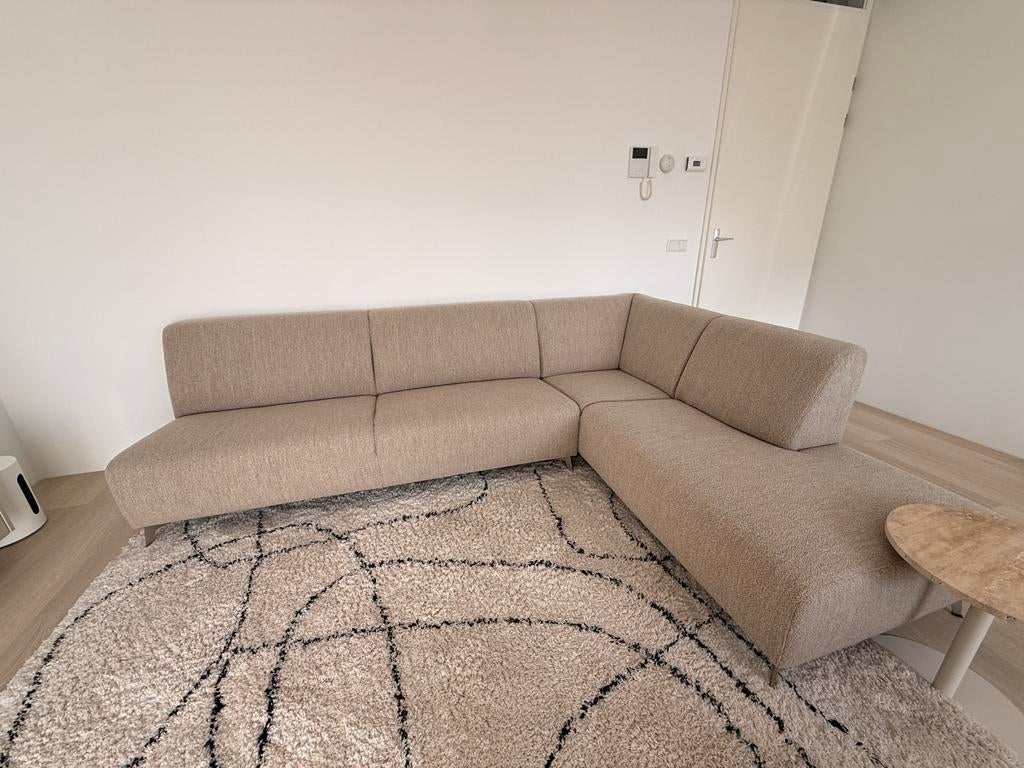 Moderne beige hoekbank (2024) zo goed als nieuw met armkusse, Ophalen, Zo goed als nieuw, Stof, Modern