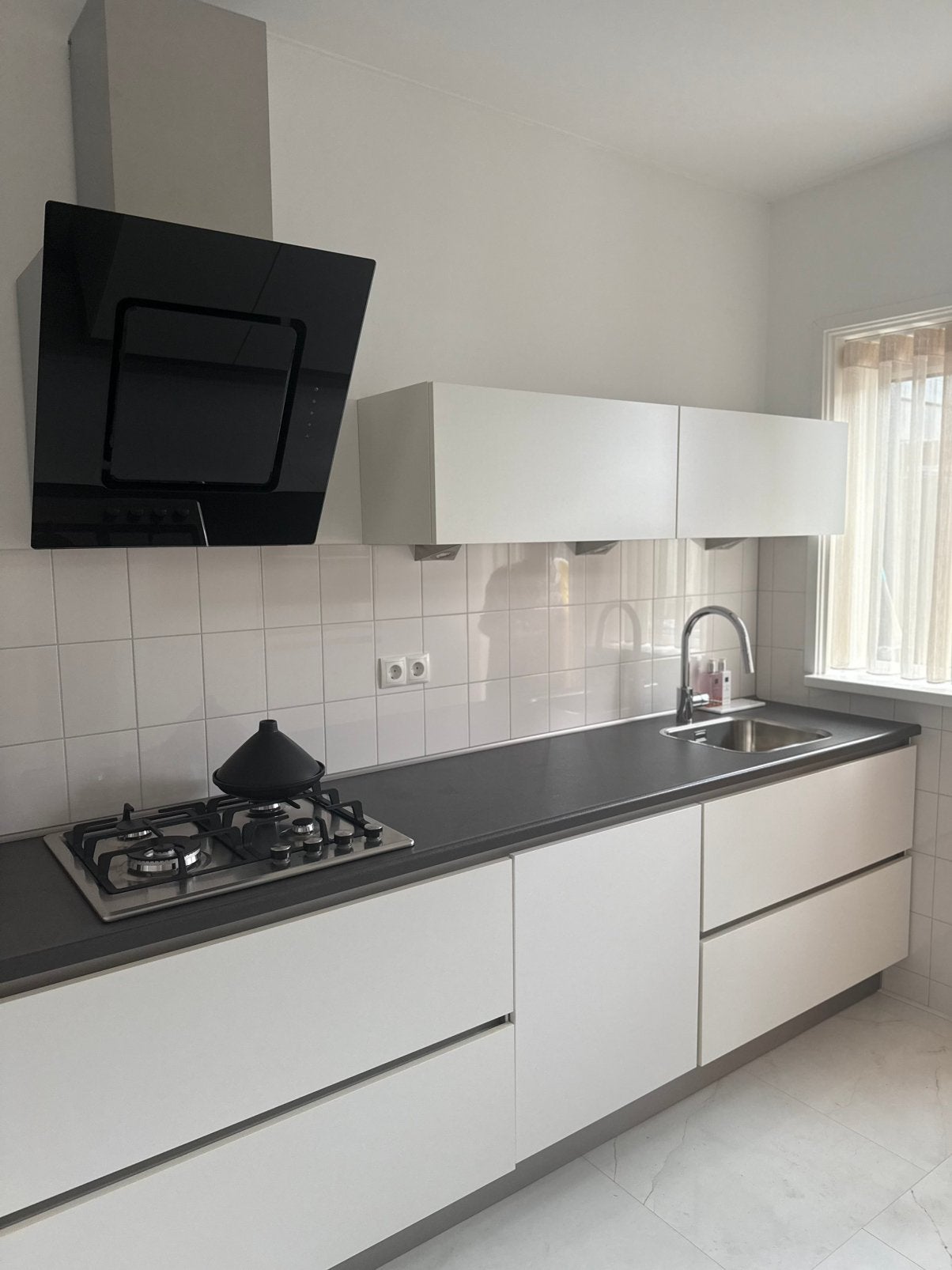 Inbouwkeuken mat wit (ALS SHOWROOM), Ophalen, Zo goed als nieuw, Wit