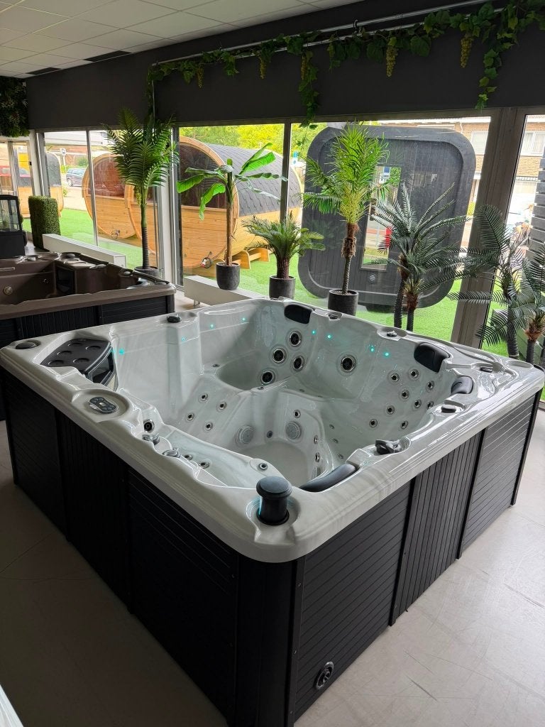 LUXE JACUZZI 230x230 CM – 6 PERSONEN, Ophalen, Zo goed als nieuw, Trap, Vast
