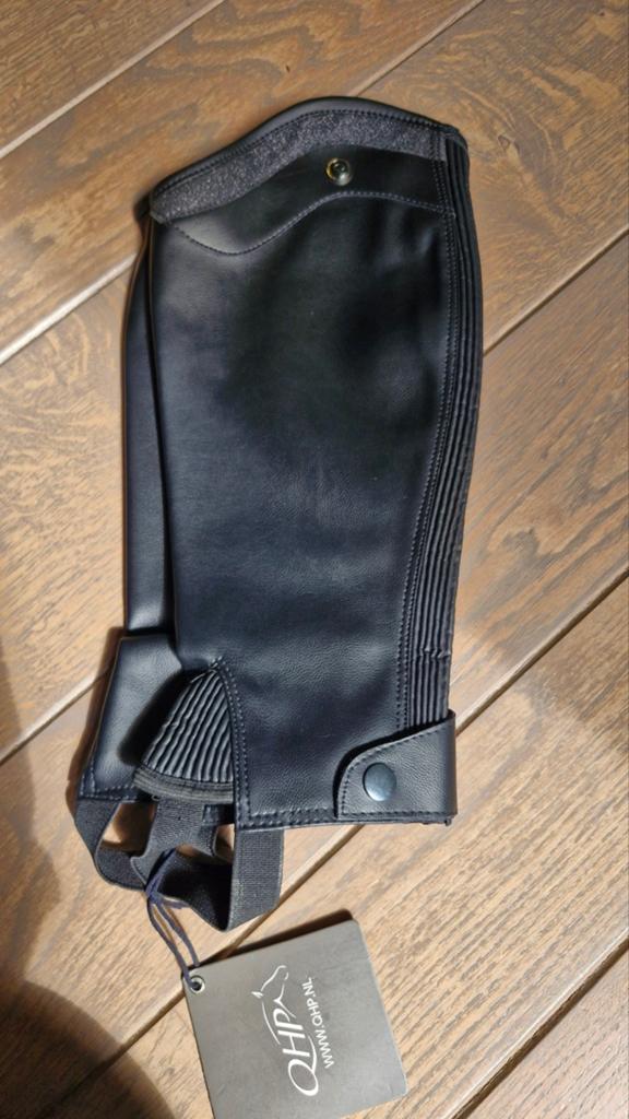 Nieuw QHP Nieuwe shimmer chaps low wide S., Dieren en Toebehoren, Paardrijkleding, Ophalen of Verzenden, Nieuw, Kinderen, Schoeisel