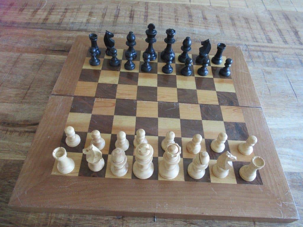 Backgammon + Schaakspel in grote houten kist koffer 42 cm, Ophalen of Verzenden, Gebruikt