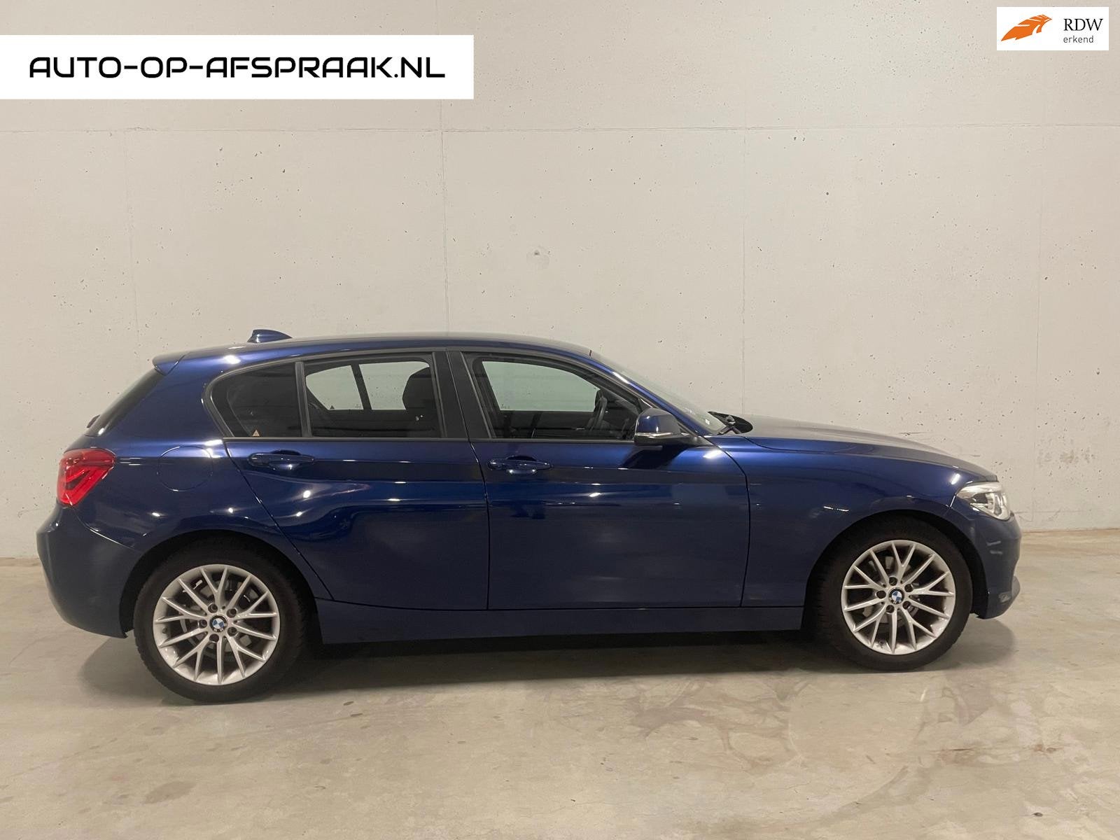 BMW 1-serie 118i Sport Line Edition Navi Cruise Clima Stoelv, Gebruikt, Automatische klimaatregeling, Blauw, Origineel Nederlands