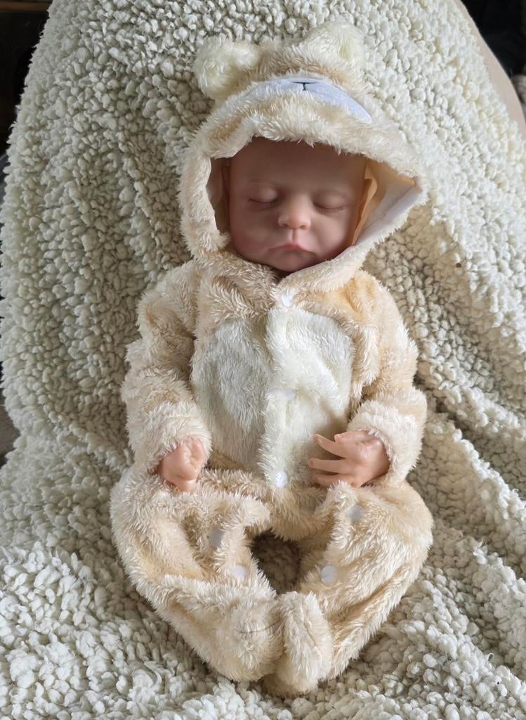 Reborn baby pop - Vinyl - Beer outfit - Unisex, Ophalen of Verzenden, Nieuw, Babypop