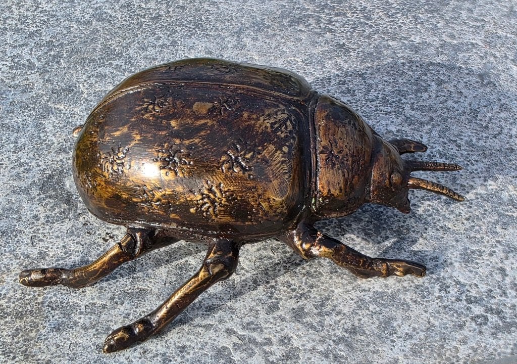 MESTKEVER/ BRONZEN BEELD, Nieuw, Info@huisentuindecoratiemarie.nl, Huis en tuin decoratie marie, Dierenbeeld