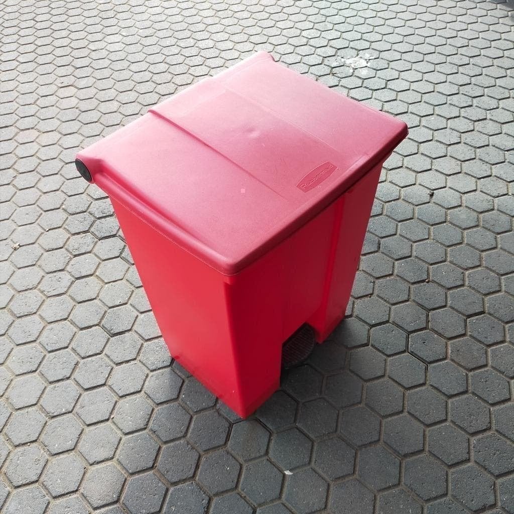 grote partij  Rubbermaid afvalemmer- prullenbakken  68 liter, 40 liter of meer, Ophalen, Gebruikt