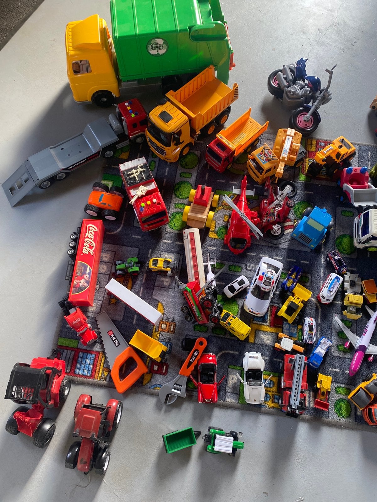 Grote collectie speelgoedauto's en voertuigen + vloerkleed, Ophalen, Gebruikt