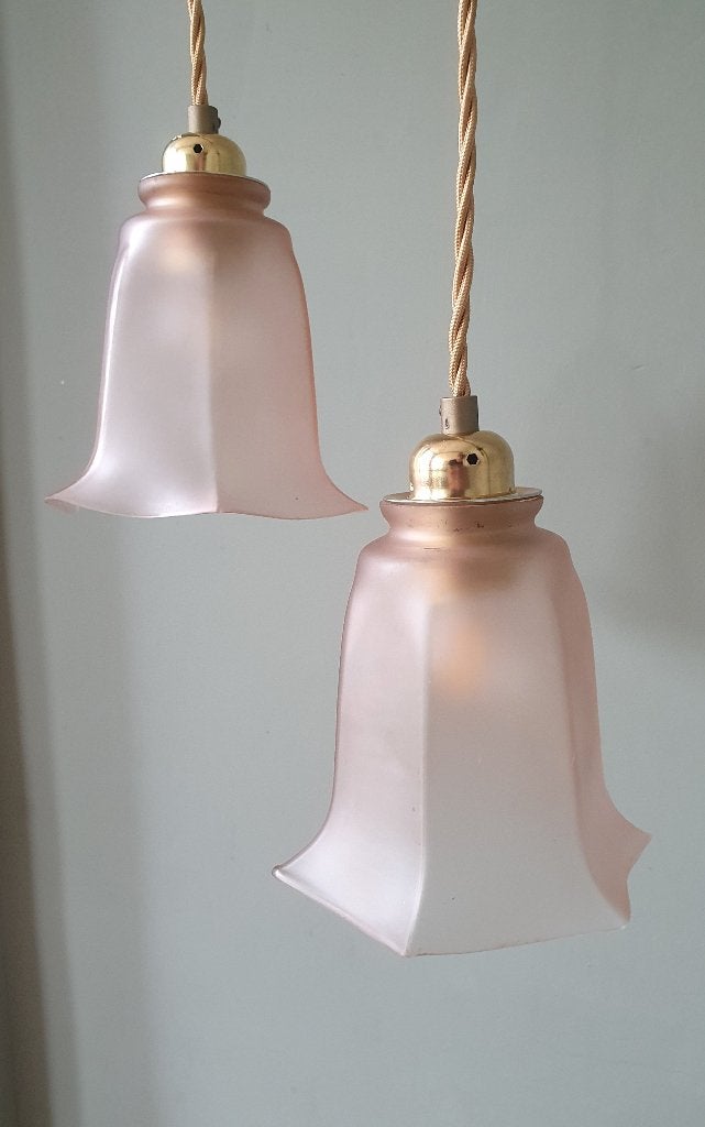 Set Vintage Franse Roze Hanglampen Van Gekleurd Glas., Vintage, antiek, mid century,, Zo goed als nieuw, Glas, E27 (groot)