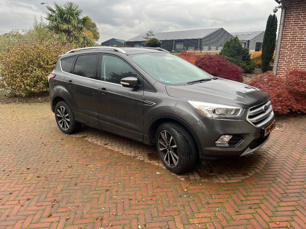 Ford Kuga 1.5 Ecoboost 120pk 2WD 2017 Grijs, Auto's, Stof, Zwart, 4 cilinders, Origineel Nederlands
