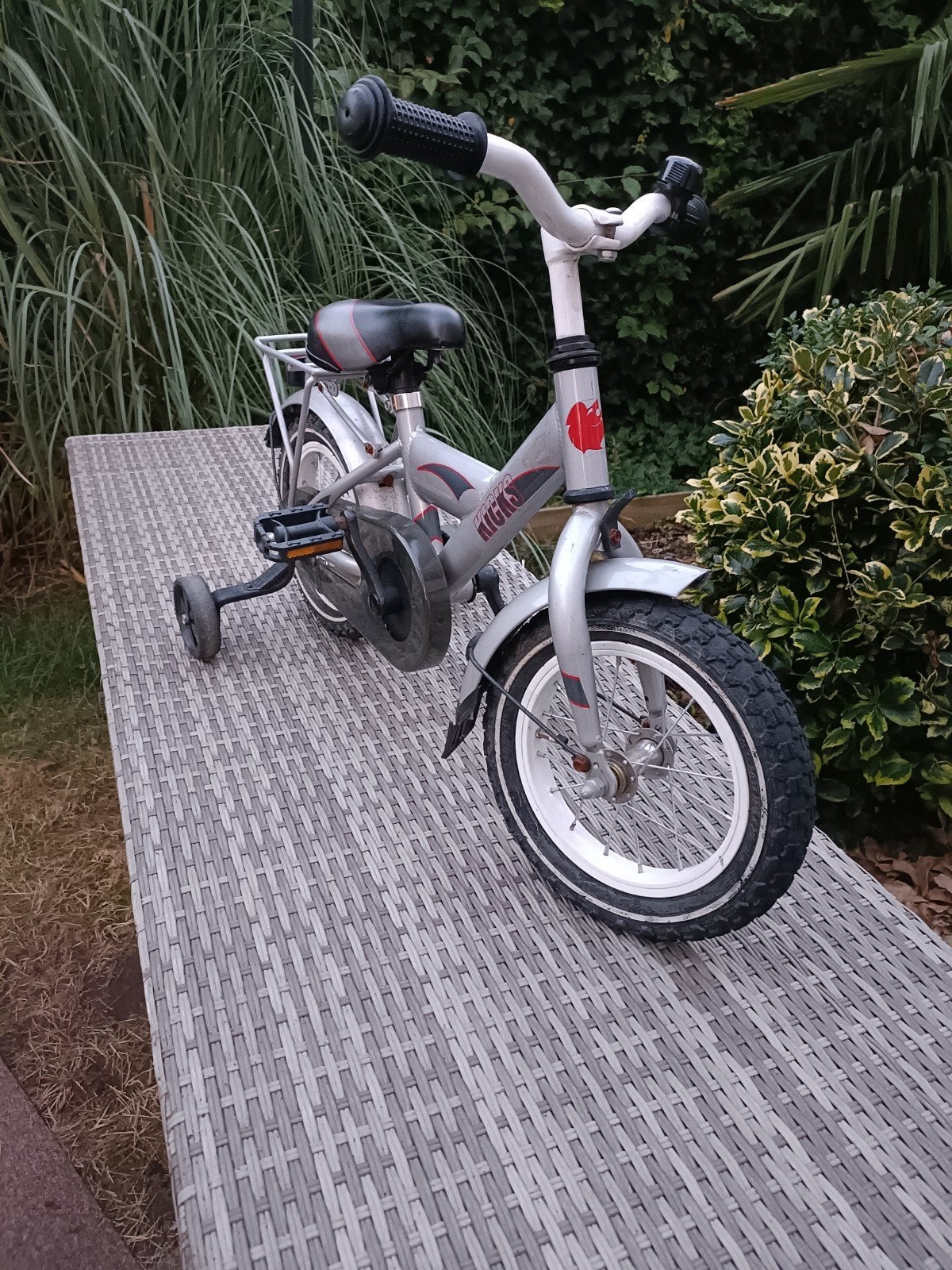 Kinderfiets Kicks 12 inch met zijwieltjes, Ophalen, Zijwieltjes, Gebruikt, Velgrem
