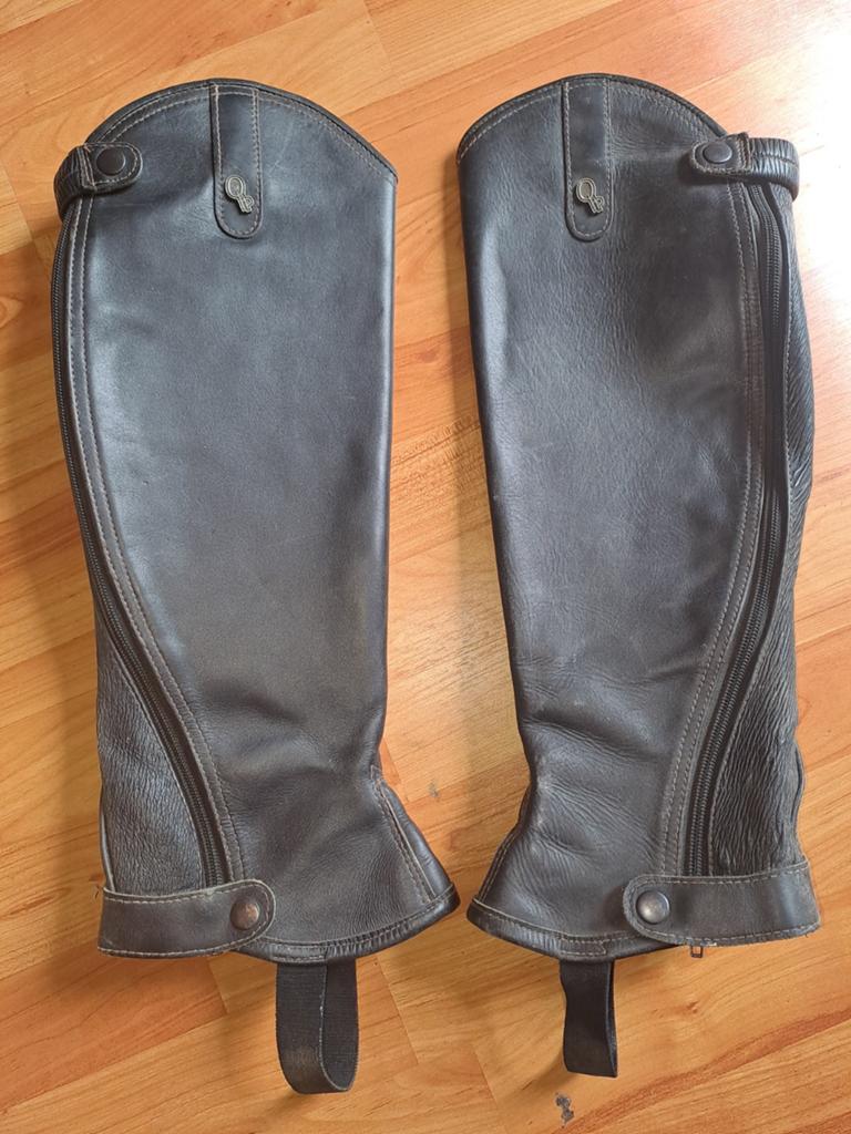 Zwart lederen QHP chaps., Verzenden