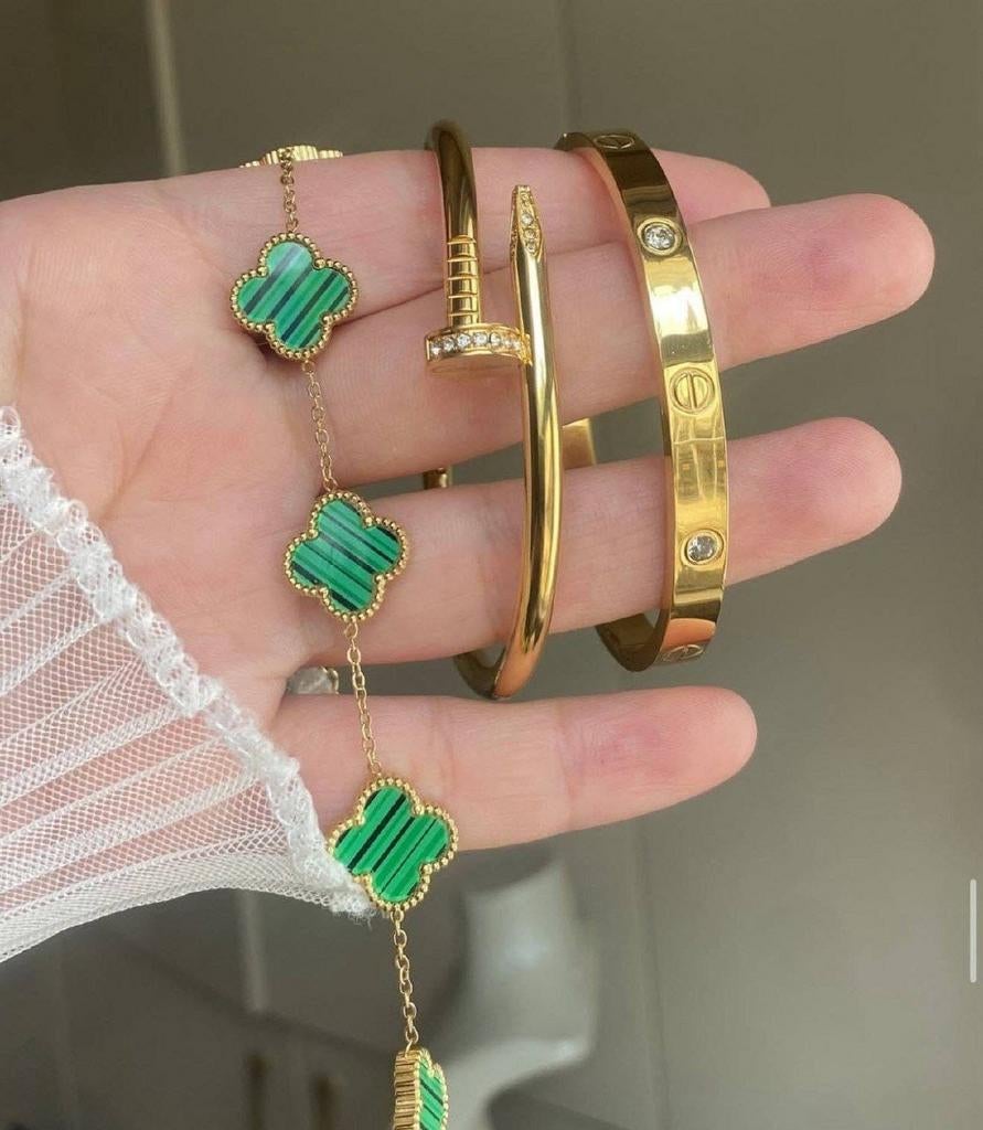 Gouden kleur  armbanden set met klavertje vier en strass, Overige materialen, Nieuw, Ophalen of Verzenden, Goud