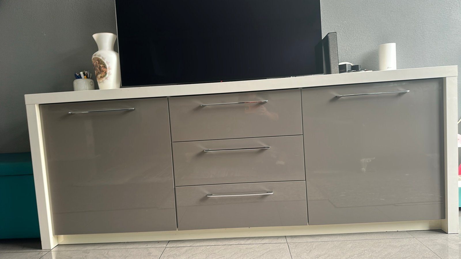 Moderne hoogglans tv-kast / dressoir grijs met wit frame, Overige materialen, 150 tot 200 cm, Ophalen of Verzenden, Zo goed als nieuw