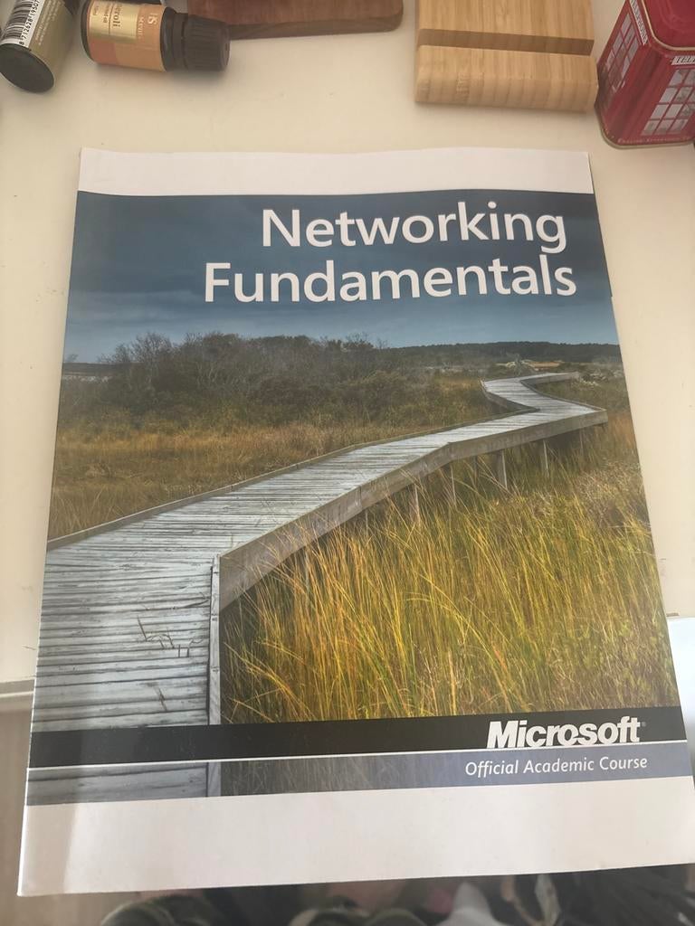 Networking Fundamentals - Microsoft Official Academic Course, Ophalen of Verzenden, Gelezen, Vakgebied of Industrie
