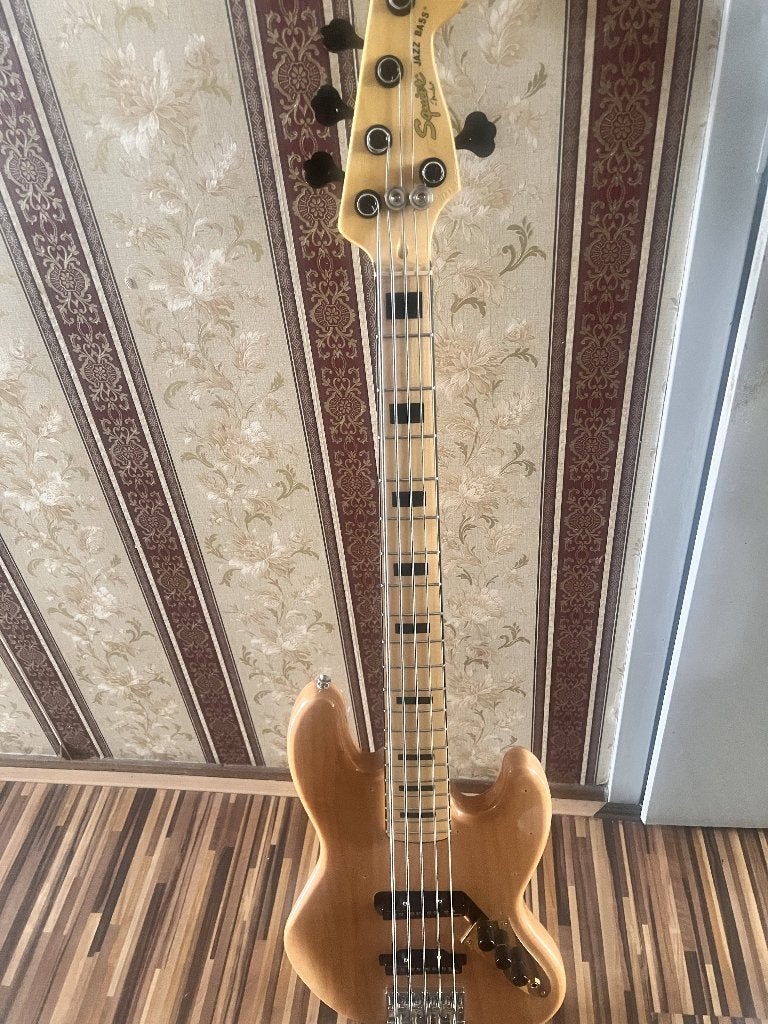 Squier Fender Jazz Bass 5-String - VOLLEDIG GEUPGRADED, Muziek en Instrumenten, Snaarinstrumenten | Gitaren | Bas, Ophalen, Zo goed als nieuw