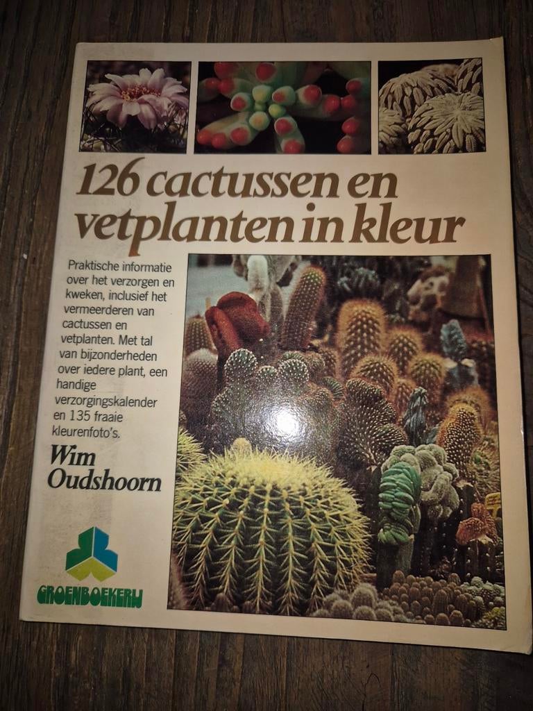 126 cactussen en vetplanten in kleur, Ophalen of Verzenden, Gelezen