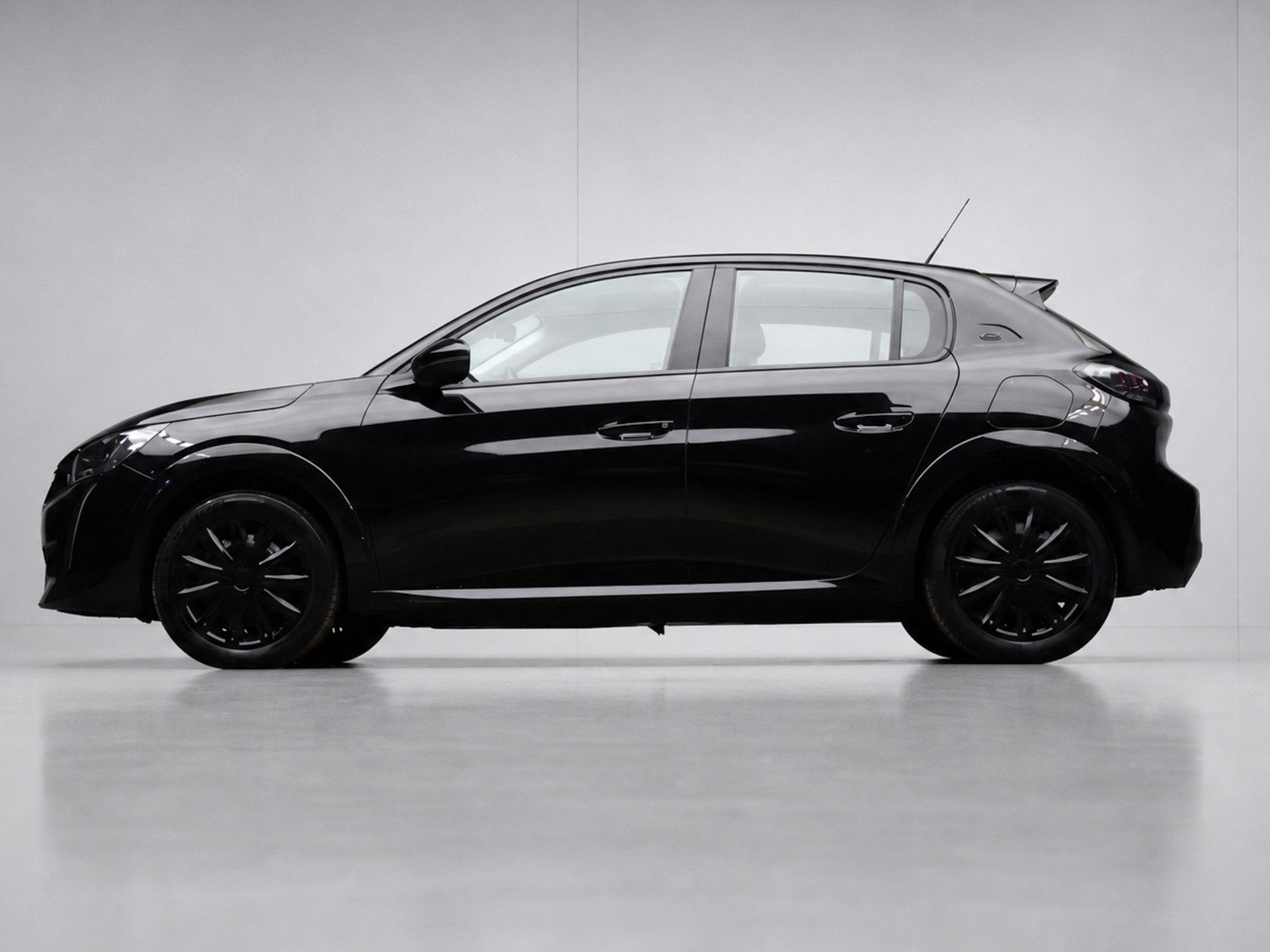 Peugeot E-208 EV Allure 50 kWh SOH 90% (CARPLAY,NAVI,LED,CRU, Auto's, Peugeot, 136 pk, Gebruikt, Zwart, Origineel Nederlands