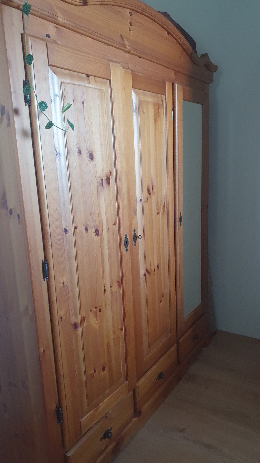 Kledingkast driedeurs met spiegel op één deur., Huis en Inrichting, Kasten | Kledingkasten, Ophalen, 25 tot 50 cm, 50 tot 100 cm