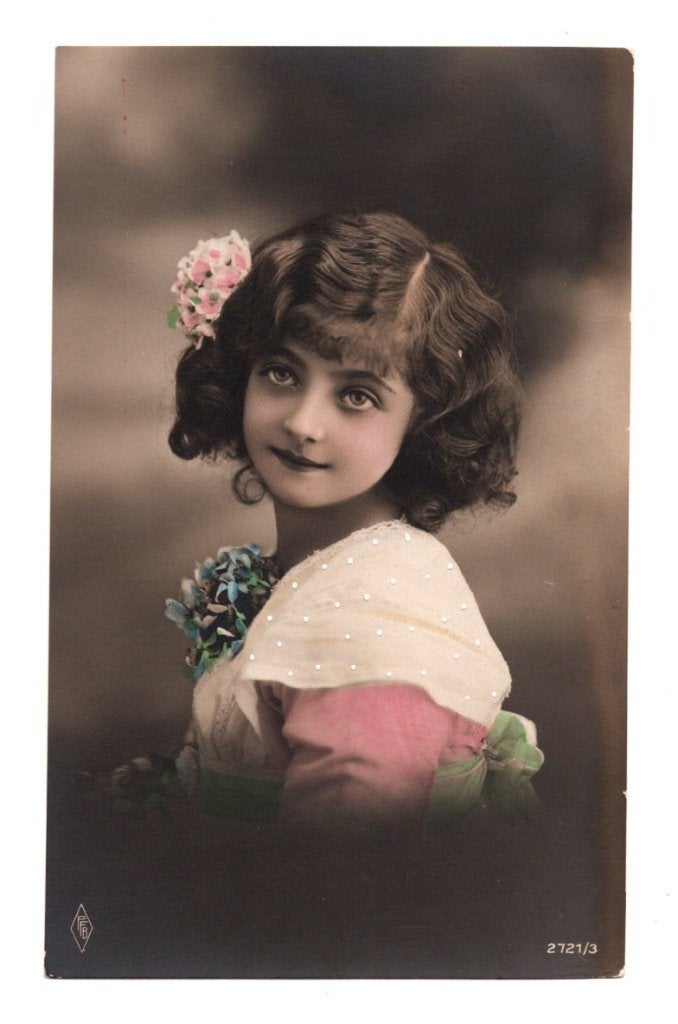Antieke Fotokaart Meisje met Bonnet en Bloemen, Ophalen of Verzenden, Voor 1920, Ongelopen, Kinderen