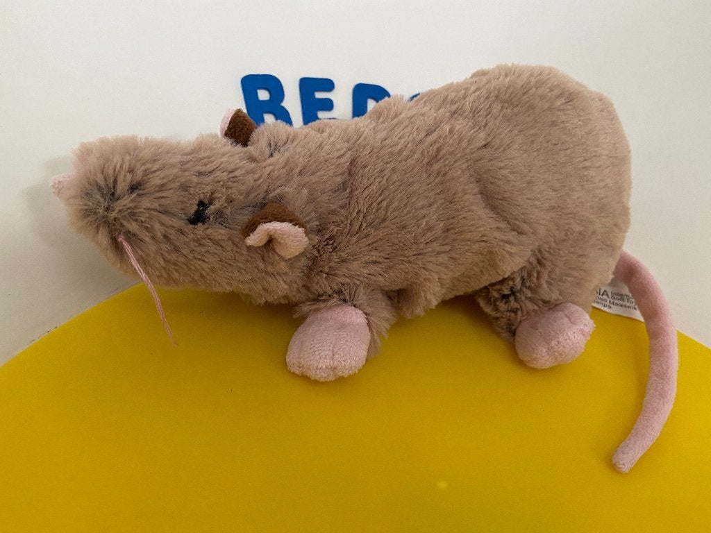 K2029 Pia P.I.A holland rat bruin, Kinderen en Baby's, Speelgoed | Knuffels en Pluche, Ophalen of Verzenden, Zo goed als nieuw