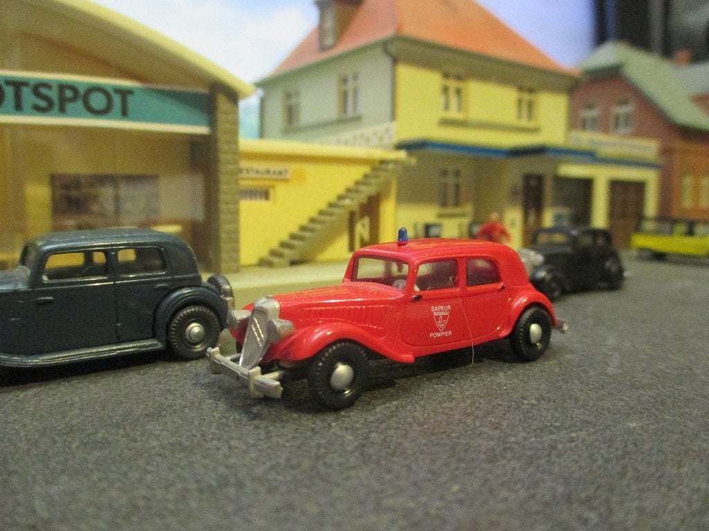 Citroën TA 11CV Traction Avant - Brekina brandweer Frankrijk, Hobby en Vrije tijd, Modelauto's | 1:87, Ophalen of Verzenden, Gebruikt