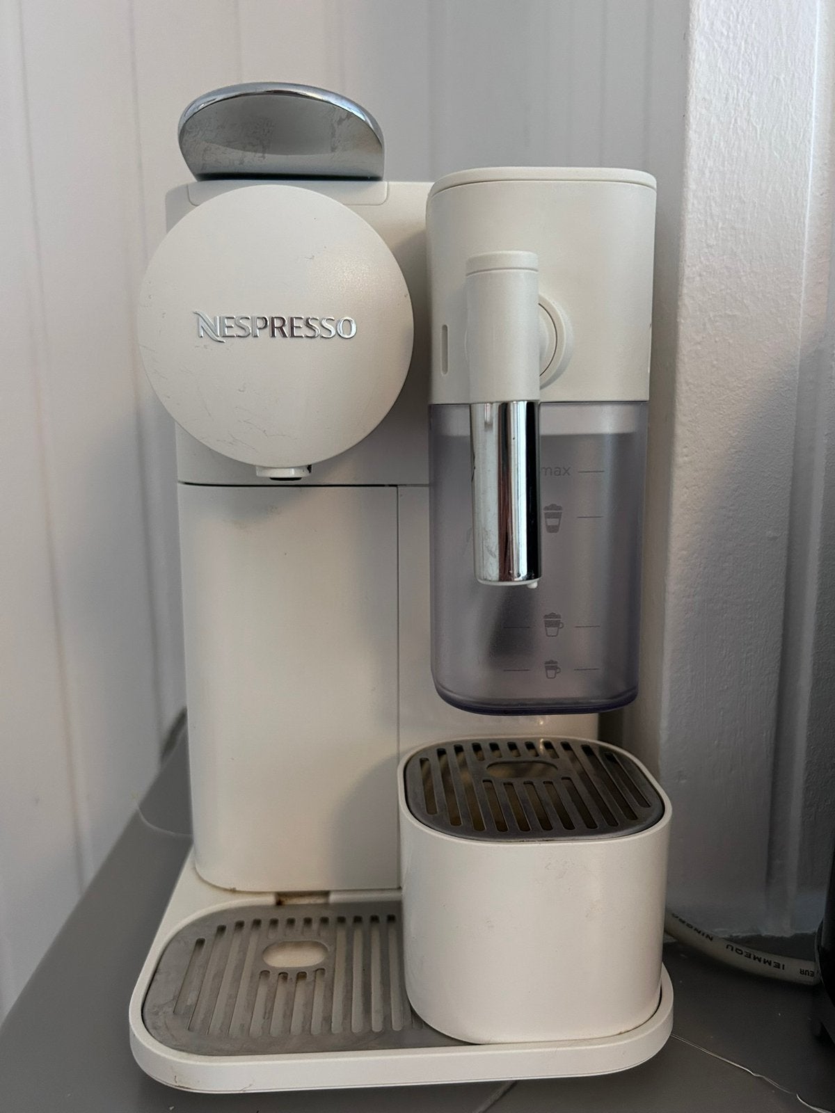 De’Longhi Nespresso Lattisima One wit, Ophalen of Verzenden, Zo goed als nieuw, Combi, Koffiepads en cups