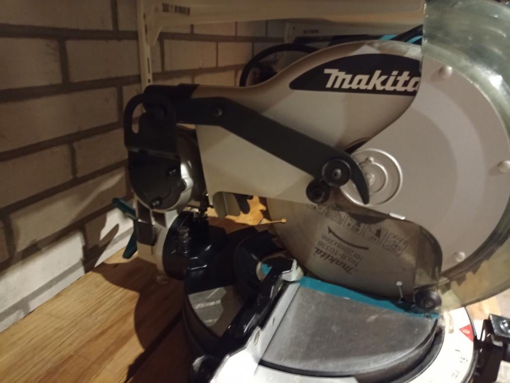 Makita Afkortzaag - Krachtige Zaag voor Precisiewerk, Doe-het-zelf en Verbouw, Ophalen, Gebruikt, 70 mm of meer, Makita