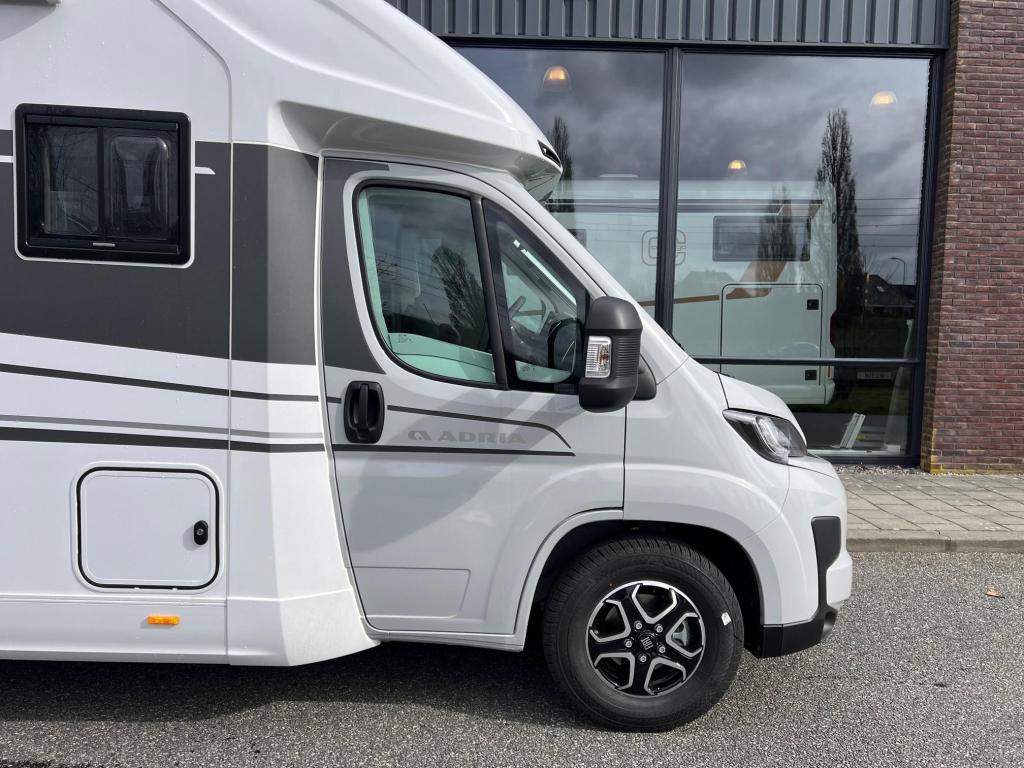 Adria Coral 670 DL AUTOMAAT/180PK, Caravans en Kamperen, Campers, Automaat, Ringverwarming, Fiat, Bedrijf