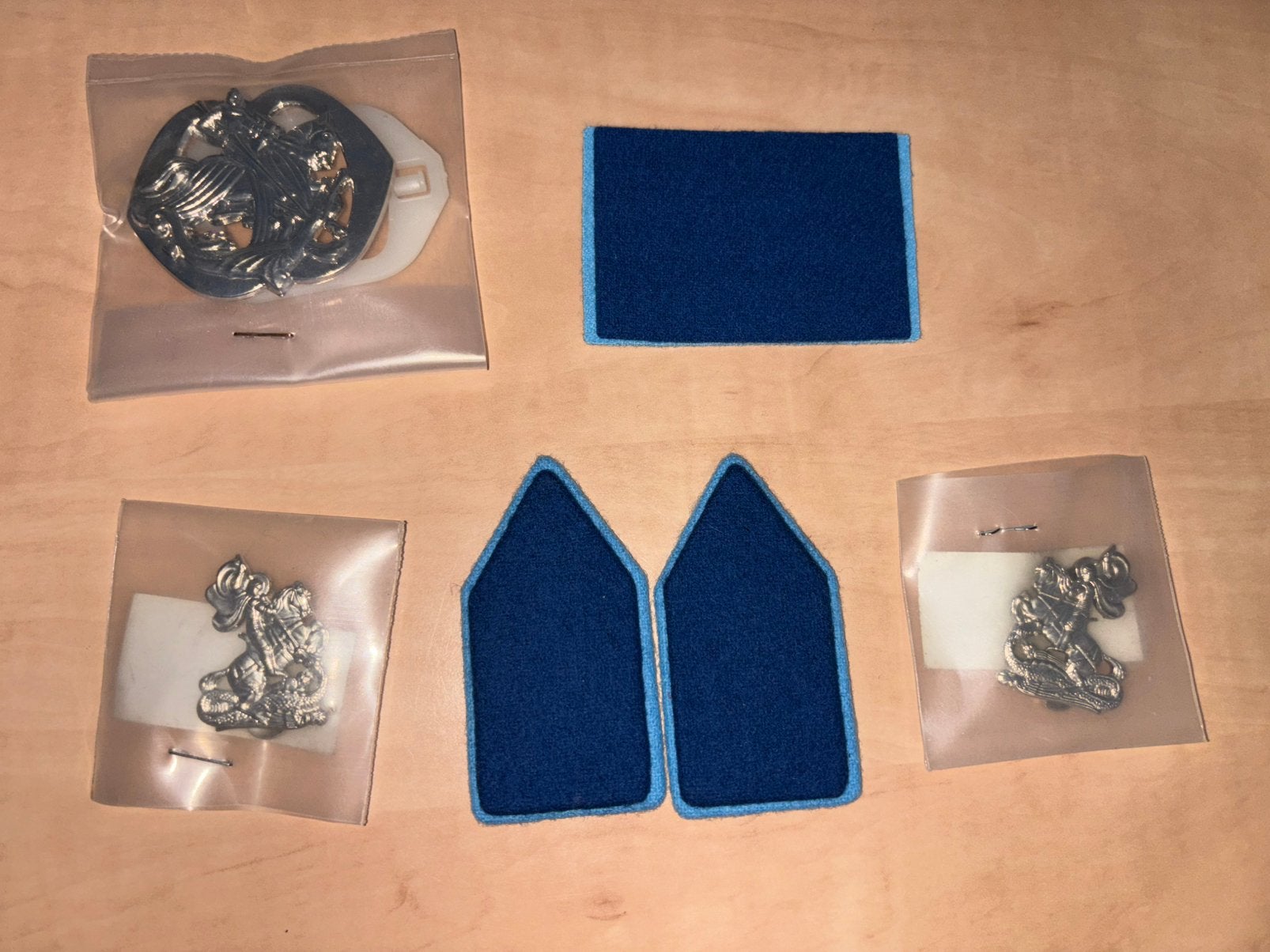 Set nieuwe baret en kraagblemen huzaren Catharina Amalia, Verzenden, Landmacht, Nederland, Embleem of Badge