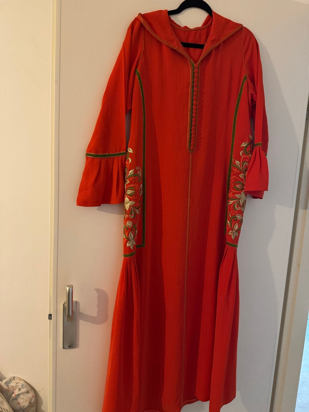 Prachtige rode Marokkaanse jurk met borduursels, Zo goed als nieuw, Ophalen, Maat 38/40 (M), Rood
