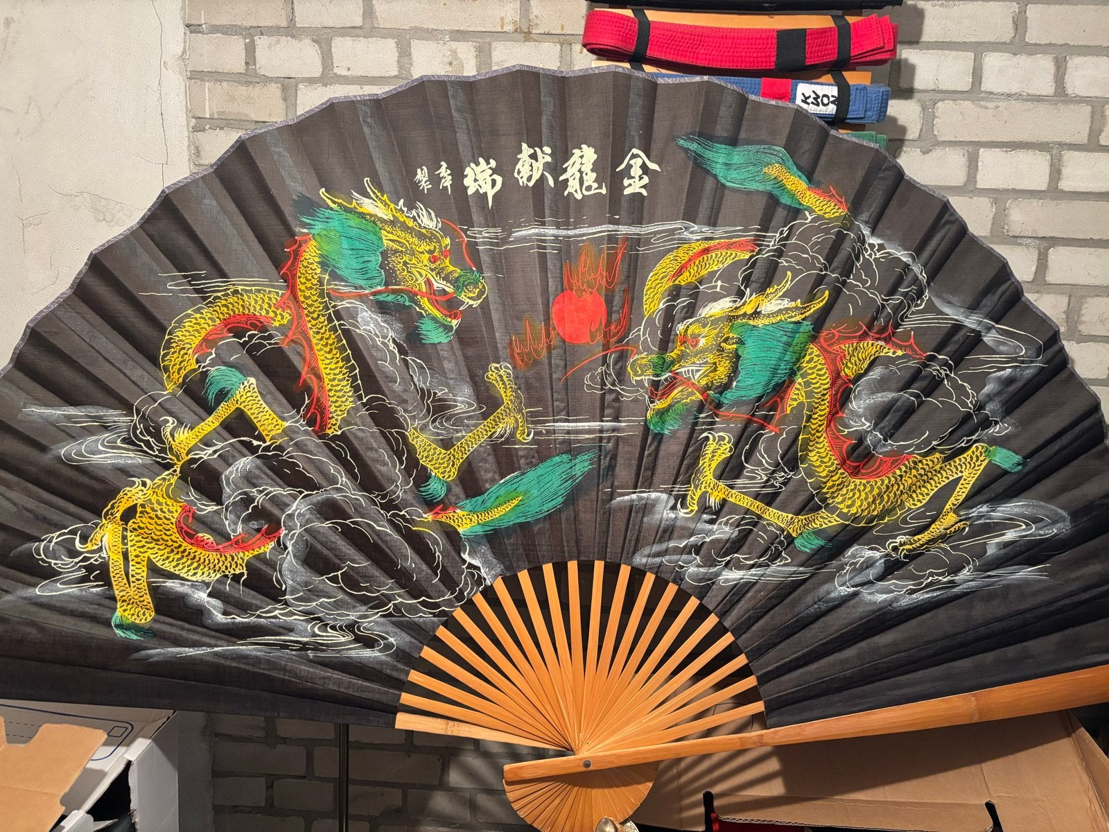 Grote Chinese decoratieve waaier met draken, Antiek en Kunst, Ophalen, Wanddecoratie, Textiel, China
